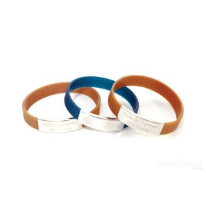 Pulseira de silicone com acabamento em metal